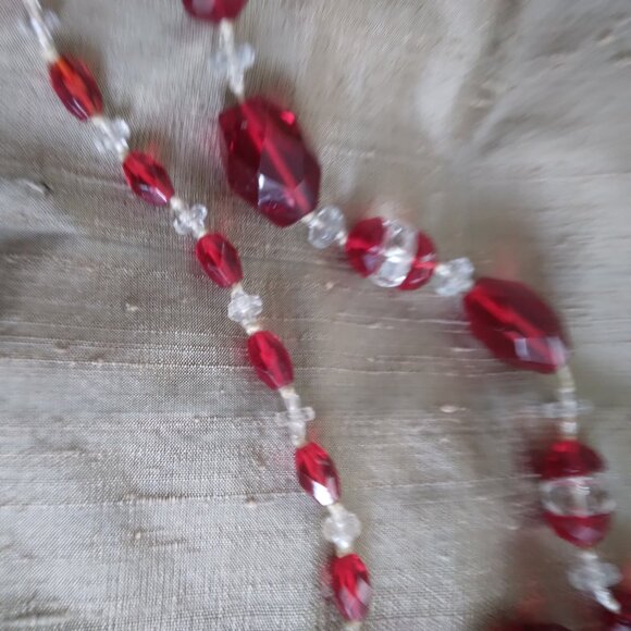 VINTAGE RED & CLEAR GLASS BEAD NECKLACE - Picture 5 of 6